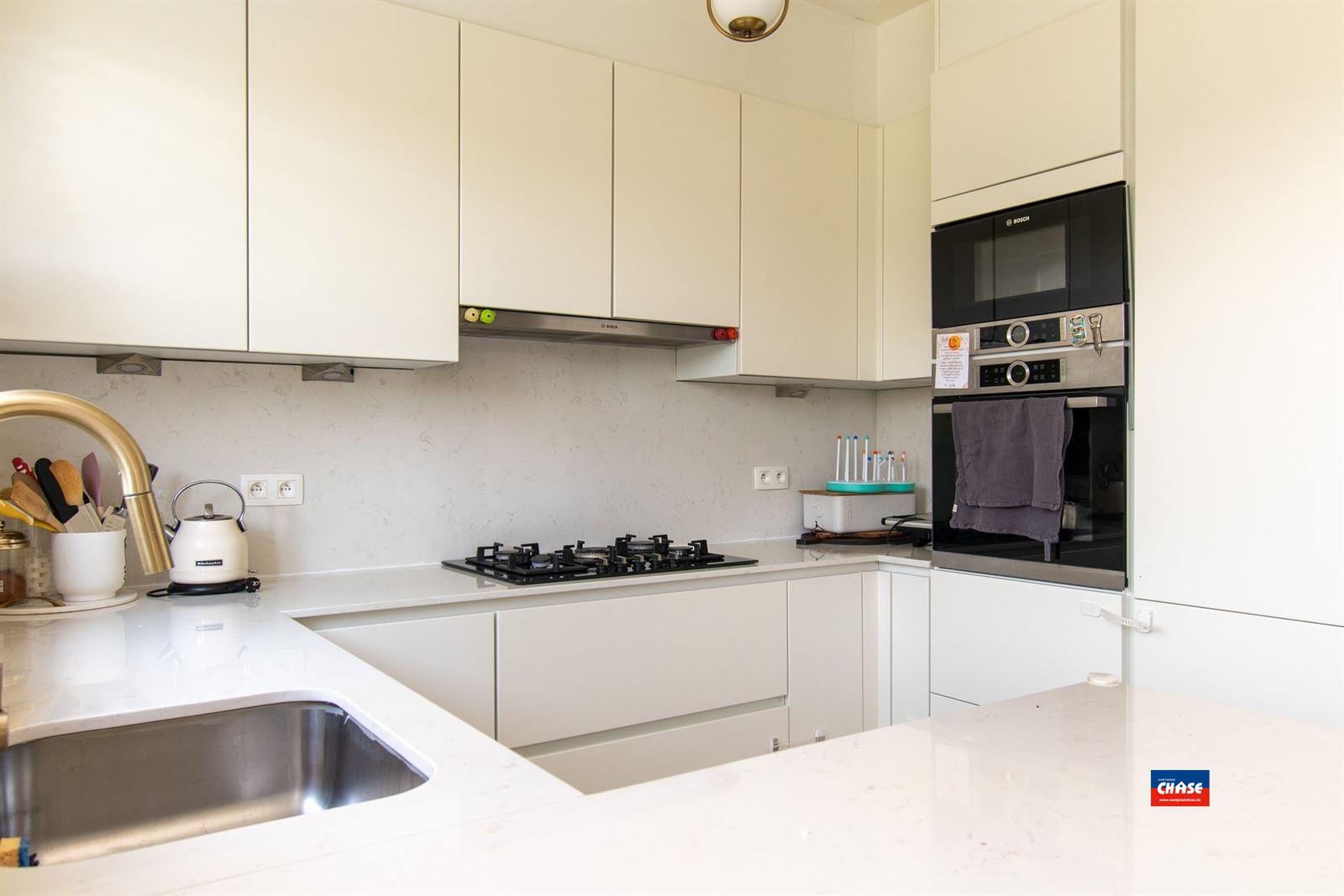 Gerenoveerde woning met 3 slpks, tuin en 2 garages - foto 5