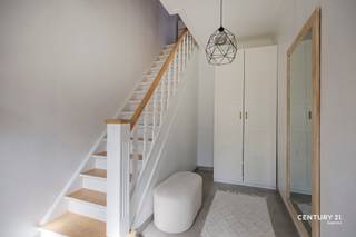 <p><span>Op een uitstekende en vlot bereikbare locatie in de Groenstraat te Nieuwrode bevindt zich deze ruime open bebouwing op een perceel van </span><strong><span>7a 50ca</span></strong><span>. De woning geniet van een gunstige ligging nabij tal van voorzieningen, met een goede verbinding naar onder meer de </span><strong><span>E314, het Gouden Kruispunt en Aarschot</span></strong><span>.</span></p>
<p><span>De woning werd oorspronkelijk gebouwd in </span><strong><span>1961</span></strong><span> en werd doorheen de jaren reeds op verschillende vlakken gerenoveerd. Met een bewoonbare oppervlakte van maar liefst </span><strong><span>206 m²</span></strong><span> biedt deze woning heel wat ruimte en mogelijkheden voor een gezin.</span></p>
<p><span>Op de eerste verdieping bevinden zich </span><strong><span>drie volwaardige slaapkamers</span></strong><span> en een </span><strong><span>badkamer</span></strong><span>. De zolderverdieping werd reeds afgewerkt en is bereikbaar via een </span><strong><span>vaste trap</span></strong><span>. Hier werd een ruime </span><strong><span>vierde slaapkamer</span></strong><span> ingericht.</span></p>
<p><span>Dankzij het ruime perceel, de open bebouwing en de royale woonoppervlakte beschikt deze woning over heel wat potentieel. Het huidige </span><strong><span>EPC-label E</span></strong><span> biedt bovendien een mooie opportuniteit om de woning verder energetisch te renoveren en volledig naar eigen smaak en hedendaagse normen af te werken.</span></p>
<p><span>Een interessante woning voor wie op zoek is naar </span><strong><span>ruimte, een centrale ligging en renovatiemogelijkheden</span></strong><span> in het landelijke Nieuwrode.</span></p>