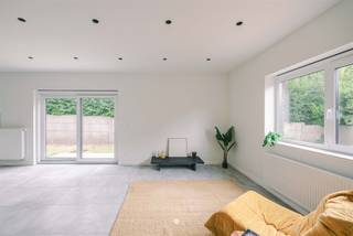 <p><span>Belsele - Volledig gerenoveerde en energiezuinige halfopen bebouwing met lichtrijke leefruimte en tuin </span></p><p><span>Op zoek naar een woning waar u zonder zorgen kunt intrekken? Deze volledig gerenoveerde halfopen bebouwing combineert hedendaags wooncomfort met energiezuinig wonen en een praktische indeling. De woning werd in 2023 grondig vernieuwd met aandacht voor kwaliteit, lichtinval en functionaliteit.</span></p><p><span>De woning geniet van een uitstekende ligging aan de rand van Belsele, waar u de charme van een aangename deelgemeente combineert met de nabijheid van het centrum van Sint-Niklaas. Op slechts ca. 1,5 km bevindt zich het stadscentrum, waardoor winkels, scholen, het station en horeca vlot bereikbaar zijn met de fiets of te voet. Dankzij de snelle aansluiting op de E17 en de N41 geniet u bovendien van een uitstekende bereikbaarheid. </span></p><p><span>Belangrijkste troeven:</span></p><p><span>- Volledig gerenoveerd en instapklaar sinds 2023 </span></p><p><span>- Praktische oprit voor wagen en fietsen </span></p><p><span>- Nieuwe achterbouw met ruime en lichtrijke leefruimte </span></p><p><span>- Veelzijdige ruimte voor bureau, praktijk of extra slaapkamer </span></p><p><span>- Twee volwaardige badkamers </span></p><p><span>- EPC A, conforme elektriciteit en asbestveilig </span></p><p><span>Indeling</span><span><br />U betreedt de woning via de inkomhal die toegang geeft tot de lichtrijke leefruimte met open keuken. Deze leefruimte bevindt zich in de nieuwe achterbouw uit 2023 en vormt dankzij de grote raampartijen een aangename plek met een mooie verbinding naar de tuin. De moderne keuken werd volledig vernieuwd en is uitgerust met alle nodige toestellen. De open indeling zorgt voor een gezellige leefomgeving waar koken en samen genieten centraal staan.</span></p><p><span>Op het gelijkvloers bevindt zich daarnaast een ruime polyvalente kamer met tal van mogelijkheden. Deze ruimte kan perfect ingericht worden als derde slaapkamer, bureauruimte of praktijkruimte, waardoor de woning flexibel inspeelt op de noden van vandaag. Verder is er een ruime badkamer aanwezig met ligbad, inloopdouche, dubbele lavabo en toilet.</span></p><p><span>Op de eerste verdieping bevinden zich twee ruime slaapkamers en een tweede badkamer met inloopdouche, lavabo en toilet. Daarnaast is er nog een extra kleinere kamer aanwezig die perfect kan dienen als dressing, bureauruimte of praktische bergruimte. </span></p><p><span>De woning beschikt daarnaast over een praktische kelder, vernieuwde betonnen tussenvloeren, ramen met driedubbel glas, een recente centrale verwarmingsinstallatie op aardgas (2023), ventilatiesysteem C en een regenwaterput met triplexfiltersysteem. Dankzij de 10 zonnepanelen en de energiezuinige technieken geniet u hier van een toekomstgerichte woning met beperkt energieverbruik.</span></p><p><span>Ook buiten is het aangenaam vertoeven. De verzorgde tuin biedt een rustige plek om te ontspannen en te genieten van zonnige dagen. De praktische oprit zorgt bovendien voor extra comfort en biedt plaats voor een wagen en fietsen.</span></p><p><span>Een ideale woning voor wie op zoek is naar een moderne, energiezuinige en instapklare thuis.</span></p><p><span>Richtprijs: 429.000 euro</span></p>