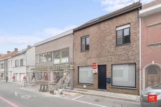 In hartje Wervik, vlakbij alle voorzieningen treffen we deze ruime, instapklare woning met 4 slaapkamers en stadskoer. Deze eigendom beschikt over een <strong>conforme elektrische keuring en een EPC: B</strong>. In onderstaande wordt indeling toegelicht alsook enkele interessante weetjes. <br /><br /><strong>Indeling van het pand </strong>
<ul>
	<li>Gelijkvloerse verdieping: woon- en eetkamer (51 m²) met open keuken (25 m²) voorzien van gasfornuis, dubbele wastafel, dampkap, vaatwasser en oven. Daarnaast zijn er nog 2 bergingen en gastentoilet met handenwasser. </li>
	<li>1ste verdieping: nachthal, 3 slaapkamers (13 - 13 - 9 m²) en badkamer (8 m²) met ligbad en dubbele wastafel.</li>
	<li>2de verdieping: slaapkamer (31 m²) met dressing (bereikbaar via de badkamer op het eerste verdiep)</li>
	<li>Kelder 24 m² </li>
</ul>
<br /><strong>Kenmerken </strong>

<ul>
	<li>Stadskoer met garage (dat momenteel wordt bij gehuurd - een overname van de huurovereenkomst moet besproken worden met verhuurder(s)).</li>
	<li>De gelijkvloerse verdieping werd gerenoveerd in 2020 met uitzondering van de keuken. Het werd voorzien van op maat gemaakte kasten, indirecte verlichting, ventilatie, ... </li>
	<li>Rolluiken</li>
</ul>
<br />Benieuwd naar de indeling? Check onderstaande video. <br />https://youtube.com/shorts/IRg5UKdmRGI?feature=share<br /><br />Meer informatie of een vrijblijvend bezoek? <br />Contacteer Eden op 0470 43 78 21 of mail info@minthus.be