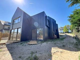 <p>Deze unieke woning in Koksijde is een toonbeeld van verfijnde architectuur en onmiskenbare grandeur. De statige inkomhal op niveau -1 leidt naar een royale berging, een ruime wasruimte en een badkamer die aanvoelt als een privé‑spa, afgewerkt met luxematerialen en subtiele verlichting. Twee elegante slaapkamers bieden rust en exclusiviteit, waarvan één met een betoverend zicht op de tuin, die ook ingericht kan worden als high‑end lounge of stijlvolle suite.</p>
Op het gelijkvloers ontvouwt zich een spectaculaire leefruimte met een volledig uitgeruste keuken, waar culinaire creativiteit en esthetiek naadloos samenkomen. De ruime eetplaats baadt in het licht en kijkt uit op het imposante terras, een buitenruimte die uitnodigt tot groots entertainen. De aansluitende zithoek is pure eye‑candy: een monumentale wandbibliotheek, een op maat gemaakte zitbank en een leuk uitzicht op de tuin creëren een sfeer van discrete luxe. Een verborgen deur in de bibliotheekwand onthult een privé‑gang die leidt naar de badkamer en slaapkamer, een subtiel staaltje van exclusief wooncomfort.<br /><br />Extra troeven<br />
<ul>
<li>energiezuinig</li>
<li>vloerverwarming</li>
<li>nabij de zee en het strand</li>
<li>nabij belangrijke invalswegen</li>
<li>rustig gelegen</li>
</ul>
<div>
<div>
<section>
<div>
<div>
<div>
<div>
<div>
<div>
<p>Totale aankoopprijs: €1.081.500</p>
<ul>
<li>Grond: €295.000 (registratie via notariële akte)</li>
<li>Volledig afgewerkte woning: €650.000 excl. 21% btw (€786.500 incl. btw)</li>
</ul>
</div>
</div>
</div>
</div>
<div></div>
</div>
</div>
</section>
</div>
</div>
Deze woning is te koop ZONDER makelaar via het concept van Smart Houses. Wenst u verdere inlichtingen of een bezoek? Contacteer rechtstreeks de eigenaar via 0495/82.36.55