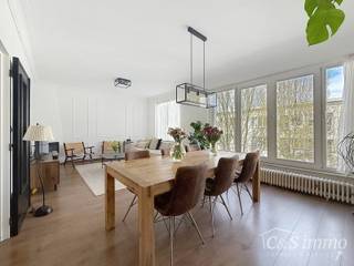 <p>Lichtrijk en ruim appartement met inpandig terras gelegen op wandelafstand van alle winkels, openbaar vervoer en invalswegen.<br />Via de inkomhal betreedt u de ruime en lichtrijke leefruimte (ca. 33 m²), waar grote raampartijen zorgen voor een aangename lichtinval en een open gevoel.<br />De halfopen, volledig ingerichte keuken sluit mooi aan op de leefruimte en is uitgerust met een 5-pits gasfornuis, dampkap, koelkast, combi-oven en vaatwasser. De leefkeuken beschikt over een inpandig terras. Praktische wasplaats met een apart toilet.<br />Het appartement beschikt over twee volwaardige slaapkamers (ca. 18 m² en 15 m²), beide afgewerkt met een lichte laminaatvloer.<br />De moderne badkamer, uitgevoerd in stijlvolle marmerlook, is voorzien van een inloopdouche, een badkamermeubel en een handdoekenradiator.<br />Extra troeven zijn de aanwezigheid van een lift, dubbele beglazing, conforme elektriciteit en een privatieve gasverwarming.<br />Het gebouw beschikt bovendien over een gemeenschappelijke stadstuin en een fietsenberging. Tot slot hoort er bij het appartement een privatieve kelder op het gelijkvloers, evenals een extra gemeenschappelijke kelder op de ondergrondse verdieping.<br />Ideaal voor wie comfortabel en centraal wil wonen!</p>