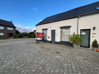 Deze goed onderhouden halfopen bebouwing is ideaal gelegen in Mol-Sluis. Alle voorzieningen, zoals winkels, horeca, scholen en openbaar...