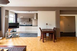 Gemeubeld 1-slaapkamer appartement op de 2de verdieping van een residentieel gebouw met lift! Naast de centrale ligging biedt dit appartement een mooi uitzicht over Stad Antwerpen! Indeling: inkomhal met ingemaakte vestiairekasten; keuken met kasten en toestellen; woonkamer (28 m²) met veel lichtinval; apart toilet; badkamer met lavabomeubel en douche; 1 slaapkamer (16 m²); inclusief kelderberging! Algemene onkosten ca. 150 euro / maand (incl. provisie CV en waterverbruik, poetsen hal, elektriciteit gemene delen, onderhoud lift, ...)! In dichte nabijheid van openbaar vervoer (metro en bus), winkels en banken! Beschikbaar vanaf 01 juli 2026. EPC = 122 kWh/m².