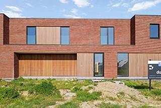 Binnen de ring van Roeselare, op het grondgebied van Hooglede, bevindt zich deze moderne halfopen woning met plat dak (lot 88). De woning beschikt over een lichtrijke leefruimte, een kwalitatief ingerichte open keuken en een ruime garage ernaast die doorloopt naar de aansluitende wasplaats die meteen ook weer toegang biedt tot de tuin. Er zijn 2 aparte toiletten. Eén op elke verdieping. Boven bevinden zich 4 slaapkamers, een badkamer met douche én bad en een aparte berging. De woning werd reeds opgebouwd en wordt door Dumobil verder afgewerkt volgens de wensen van de koper en volledig instapklaar opgeleverd. Voorzien van alle nodige vloerbekleding, met aangelegde tuin voorzien van een afsluiting, terras en gazon en een aangelegde voortuin met oprit en pad naar de voordeur.<br /><br />Door de combinatie van het warmtenet en zonnepanelen verwarm je duurzaam met vloerverwarming en de nieuwste technieken. Met een E-peil onder de 20 geniet je van heel wat voordelen en als bewoner van dit futureproof woonproject beschik je daarbij over alle faciliteiten van het e-mobipunt. Er is een vlotte verbinding met de ring rond Roeselare en het centrum van Roeselare.<br /><br />Deze all-inprijs excl. kosten omvat een volledig afgewerkte, instapklare woning met álle voorzieningen en omgevingswerken inbegrepen. De totale kostprijs inclusief wettelijke kosten waaronder registratierechten, btw, notariskosten en aansluitingskosten kan je eenvoudig bekijken op onze <u><strong>website</strong></u>: <u><strong>www.dumobil.be/nl/woonprojecten/projecten/hooglede-nieuwbouwwoningen</strong></u> En/of contacteer onze bouwadviseur Sam Borrey voor meer info: 0483/21.01.33 | sam@dumobil.be