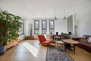 Penthouse (117m²) gelegen op de vierde verdieping. Dit appartement beschikt over twee ruime slaapkamers en een extra bureauruimte. Dankzij de grote raampartijen rondom het appartement geniet u hier van een aangename natuurlijke lichtinval.<br /><br />De grootste troef van dit appartement zijn ongetwijfeld de uitzonderlijke terrassen van maar liefst ca. 100m².<br /><br />De penthouse is als volgt ingedeeld:<br />- via de trap begeeft u zich naar de woonkamer met open keuken<br />- de keuken kan eventueel een opfrissing gebruiken en is voorzien van een vaatwasser en oven<br />- vanuit de lichtrijke woonkamer heeft u rechtstreeks toegang tot het terras. Dit loopt langs drie zijden van het appartement, waardoor u geniet van verschillende oriëntaties en de hele dag door van de buitenruimte kunt genieten<br />- aparte bureauruimte<br />- twee ruime slaapkamers<br />- badkamer voorzien van een enkele wastafel, douche en sauna<br />- apart toilet<br />- berging voorzien van aansluitingen voor wasmachine en droogkast<br />- privatieve berging op -1<br /><br />De ligging vlak bij het Zuidstation zorgt ervoor dat dit appartement uitstekend bereikbaar is met het openbaar vervoer. Bovendien bevindt u zich op slechts 15 minuten wandelen van de gezellige Brusselse Marollenwijk en het Sint-Gillisvoorplein.<br /><br />Dankzij het gunstige EPC-attest (label D) voldoet het appartement reeds aan de energetische normen die vanaf 2033 in Brussel worden opgelegd.<br /><br />Wenst u dit unieke appartement graag te bezichtigen? Dien dan een aanvraag in via onze website www.dewaele.com of neem contact op met Danielle Kaluza via 0491 27 21 88.