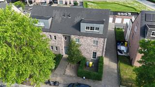 <p>Op zoek naar een interessante investering of een comfortabel appartement op een rustige, groene locatie? Dan is dit charmante dakappartement op de tweede verdieping zeker een bezoek waard.</p>
<p>Het appartement beschikt over een aangename leefruimte met <strong>veel natuurlijke lichtinval</strong>, waardoor een open en luchtig gevoel ontstaat. De <strong>open keuken</strong> sluit naadloos aan op de woonkamer en vormt samen een gezellige leefomgeving. Verder omvat het appartement <strong>één slaapkamer</strong>, een <strong>badkamer met bad/douchecombinatie</strong>, een <strong>apart toilet</strong> en een praktische <strong>berging/wasplaats</strong>.</p>
<p>Extra troeven zijn de <strong>lift in het gebouw</strong>, een <strong>privatieve kelderberging van maar liefst 15 m²</strong> en een <strong>autostaanplaats</strong>, wat het wooncomfort aanzienlijk verhoogt.</p>
<p>De ligging is een absolute meerwaarde: midden in het centrum van Zammel, terwijl u tegelijkertijd geniet van een groene omgeving met tal van wandel- en recreatiemogelijkheden in de directe nabijheid.</p>
<p>Dankzij de aantrekkelijke ligging, de praktische indeling en de goede verhuurbaarheid vormt dit appartement een <strong>uitstekende opportuniteit voor investeerders</strong>.</p>
<p><strong>Beschikbaar vanaf begin 2027.</strong></p>
<p>Interesse? Contacteer ons gerust voor meer informatie of een bezichtiging.<br /><br />0475/58.02.89 of info@denimmo.be</p>