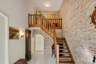 <p><strong>Vrijstaand en residentieel gelegen woning te Dennendael in groene oase met zonnige tuin. Dichtbij het centrum van Heide, winkels, station en scholen.</strong></p>
<p>Welkom in deze <strong>vrijstaande woning</strong>, gelegen in een <strong>rustige en groene omgeving</strong> waar <strong>privacy en comfort</strong> centraal staan. Deze woning biedt tal van troeven zoals <strong>ruime parkeermogelijkheden</strong>, een <strong>zonnige tuin</strong>, een <strong>recente keuken</strong> en <strong>mooie volumes met veel potentieel</strong>.</p>
<p><strong>Gelijkvloers:<br /></strong>- een <strong>ruime inkomhal</strong> die toegang geeft tot de leefruimte.<br />- een <strong>lichtrijke leefruimte</strong> met grote <strong>raampartijen</strong> met <strong>shutters</strong>. Extra troef hier is de <strong>gezellige gashaard</strong> en de <strong>stijlvolle gietijzeren glazen binnendeur</strong> die leef- en eetruimte kan afscheiden<br />- een <strong>ruime eetkamer</strong> met dubbele deuren naar buiten en een vlotte verbinding met de keuken<br />- een <strong>recente keuken (2016)</strong>. Deze <strong>volledig geïnstalleerde keuken</strong> is uitgerust met alle comfort zoals een <strong>Miele koffiemachine, vaatwasser, inductiekookplaat, inbouwoven en microgolf</strong>.<br />- een <strong>gezellige ontbijthoek</strong> met schuifraam dat makkelijk toegang geeft tot het <strong>zonnige terras<br /></strong>- een <strong>ruime master slaapkamer</strong> met laminaatvloer en een <strong>ensuite badkamer</strong> voorzien van <strong>ligbad, douche, toilet en dubbele lavabo<br /></strong>- een <strong>aparte wasplaats</strong> met aansluiting voor <strong>wasmachine en droogkast</strong> en een <strong>extra douche<br /></strong>- een <strong>bureauruimte</strong>, ideaal als <strong>thuiswerkplek of hobbyruimte</strong>.<br />- een <strong>gastentoilet</strong> met handenwasser<br />- een <strong>praktische berging / voorraadkast<br /></strong>- een <strong>garage met dubbele sectionale poort</strong></p>
<p>Via een <strong>houten trap</strong> bereiken we de <strong>eerste verdieping</strong>:<br />- <strong>drie ruime slaapkamers<br /></strong>- een <strong>badkamer<br /></strong>- twee <strong>praktische berging<br /></strong>- een verdieping met <strong>voldoende ruimte voor een gezin</strong> of <strong>flexibele invulling naar eigen behoefte</strong></p>
<p><strong>Tuin:</strong><br />De <strong>volledig omheinde tuin</strong> geniet van een <strong>uitstekende zonoriëntatie</strong> en biedt <strong>veel privacy en rust</strong>. Er is een <strong>aangenaam terras</strong> en een <strong>tuinhuis</strong> dat zorgt voor extra bergruimte. Dankzij de <strong>groene omgeving</strong> is het hier heerlijk vertoeven.</p>
<p><strong>Bijzonderheden:<br /></strong>- <strong>oprit </strong>met plaats voor<strong> meerdere wagens (± 4)<br /></strong>- <strong>carport </strong>voor 2 wagens<strong><br /></strong>- <strong>elektrische toegangspoort<br /></strong>- <strong>centrale verwarming</strong> op gas<strong><br /></strong>- <strong>14 zonnepanelen<br /></strong>- <strong>alarmsysteem</strong> aanwezig<strong><br /></strong>-<strong> </strong>voorzieningen voor elektriciteit en verwarming in de garage<strong><br /></strong>- woning met opfrissings- en renovatiepotentieel</p>
<p>Kortom, een <strong>ruime</strong> en <strong>lichtrijke</strong> woning met een <strong>sterke basis</strong>, gelegen in een<strong> rustige en groene omgeving</strong>, ideaal voor wie op zoek is naar comfort, privacy en de mogelijkheid om een woning volledig naar eigen smaak te moderniseren.</p>