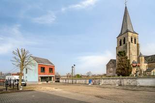 TE RENOVEREN HANDELSPAND/ WONING IN HET CENTRUM VAN SCHELLEBELLE VLAK AAN DE SCHELDE<br /><br />Ben jij op zoek naar een renovatieproject gelegen in het hartje van Schellebelle? Zoek niet verder, dit project is alles wat je zoekt. Deze te renoveren woning is ideaal om jouw droomhuis te realiseren met het prachtige uitzicht op de Schelde vlak aan het dorp.<br /><br />INDELING:<br />Gelijkvloers:<br />- 2 Gezellige leefruimtes<br />- Keuken<br />- Badkamer<br /><br />Eerste Verdiep:<br />- 4 Ruime slaapkamers<br /><br />Zolder:<br />- Grote zolder bereikbaar met vaste trap<br /><br />TROEVEN:<br />- Mooie tuin met een prachtig uitzicht op de kerk en de Schelde<br />- 2 Autostaanplaatsen op de oprit<br />- Idyllische locatie in het centrum dan het dorp te Schellebelle<br />- Mogelijkheid om in te vullen als handelspand of woning, beide zijn mogelijk<br /><br />Wens jij meer info of wens jij een bezichtiging, contacteer dan Nico Soetaert via nico.soetaert@albert.immo of 0496 46 80 03<br />Hopelijk tot snel!<br /><br />Bij Albert kom je thuis