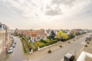 Cet appartement lumineux dispose d'un espace de vie agréable et spacieux à l'avant, où vous profiterez d'un cadre de vie ouvert et confortable...