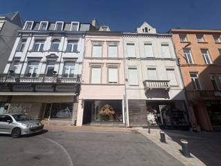 <div>
<div>
<section>
<div>
<div>
<div>
<div>
<div>
<div>
<p>We Invest Sud Luxembourg vous présente ce commerce situé Rue du Palais de Justice, à seulement quelques mètres de la Place Léopold, il bénéficie d’une situation stratégique au cœur d’un environnement dynamique, profitant d’un important passage piéton et automobile tout au long de la journée.</p>
<p>D’une superficie d’environ 50 m², ce bien est actuellement loué et constitue un investissement clé en main pour tout acquéreur à la recherche d’un rendement immédiat et sécurisé.</p>
<p>Le local se compose d’un espace d’accueil, de deux pièces principales pouvant accueillir différentes activités professionnelles, ainsi que d’une pièce de service équipée d’un évier et d’une toilette séparée. Sa très belle hauteur sous plafond de plus de 3 mètres apporte une agréable sensation d’espace et de luminosité.</p>
<p>Le bien est actuellement loué 800 € par mois, soit un revenu locatif annuel de 9.600 €, dans le cadre d’un bail commercial de 9 ans ayant pris cours en 2025. Le revenu cadastral est à charge du preneur, renforçant l’attractivité de cet investissement.</p>
<p>Attention : le bien est vendu occupé et n’est donc pas destiné à une exploitation immédiate par l’acquéreur. Il s’adresse principalement à un investisseur souhaitant bénéficier d’un revenu locatif dès l’acquisition.</p>
<p>Le rendement locatif brut s’élève à environ 6,20 % sur base du prix demandé de 155.000 €.</p>
<h3>Détails techniques :</h3>
<ul>
<li>Superficie : ± 50 m² ;</li>
<li>Bail commercial de 9 ans débuté en 2025 ;</li>
<li>Loyer actuel : 800 €/mois ;</li>
<li>Revenu cadastral à charge du locataire ;</li>
<li>Installation électrique conforme (2022) ;</li>
<li>Chauffage électrique ;</li>
<li>Belle hauteur sous plafond de plus de 3 mètres.</li>
</ul>
<p>Un bien fonctionnel, idéalement situé et déjà rentabilisé, offrant une belle visibilité ainsi qu’un revenu locatif immédiat pour tout investisseur à la recherche d’un placement immobilier sécurisé.</p>
<p><strong>Prix demandé : 155.000 €</strong></p>
<p>Pour tout renseignement complémentaire ou pour organiser une visite :</p>
<p>📞 +32 (0)63 33 00 69<br />📧 sud.luxembourg@weinvest.be</p>
</div>
</div>
</div>
</div>
</div>
</div>
</section>
</div>
</div>