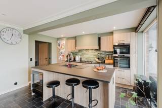 De Oude Heirbaan: de ene kant van de straat ligt op grondgebied Tielrode, de andere in Sint-Niklaas.Deze woning baadt in het zonlicht, is voorzien...