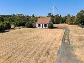 <p><span>Locatie<br /></span><span>Je vindt deze eigendom langs de Doornzeelsestraat in Evergem.<br />Aan de ene kant kijk je uit over open weiland en bomen, aan de andere kant zit je op enkele minuten van de R4 en de bedrijvigheid van de kanaalzone.<br />Het centrum van Evergem met winkels, scholen, bakker en slager bereik je in een handvol minuten. <br />Gent-centrum ligt op ongeveer een kwartier rijden. <br /><br /></span><span>Hoevewoning op royaal perceel van 5.072m²<br /></span><span>Je komt binnen in de leefruimte die groot genoeg is voor een zithoek aan de houtkachel en een eetplek.<br />Via een dubbele deur stap je door naar de keuken. <br />Die is uitgerust met een klassieke witte keukeninrichting, oven en kookplaat, en een extra gaskachel tegen een donkere tegelwand. <br />Rondomrond is er uitzicht op de tuin.<br />Op het gelijkvloers vind je verder de badkamer en een berging onder de trap.<br />Boven is er een ruime slaapkamer en een zolderruimte.<br /><br />Het geheel staat op een perceel van maar liefst 5.072 m², bestaande uit een grote open weide voor en naast de woning, en een bosperceel achteraan.<br />Er is een garage en tuinatelier.<br />De woning vraagt een totaalrenovatie.<br /><br /></span></p><p><span>Stedenbouwkundig gelegen in Koppelingsgebied K2: hou rekening met de voorschriften</span></p>