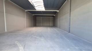 <strong>Nieuwe bedrijfsloods te huur te Hooglede</strong><br /><br />Recent gebouwde bedrijfsloods met een bruto oppervlakte van 309 m², strategisch gelegen aan de Olieslagerijstraat 7 bus 2 te Hooglede, vlakbij de Rijksweg en met een vlotte verbinding naar de E403.<br /><br />Deze kwalitatieve en hoge loods is geschikt voor diverse professionele activiteiten en biedt tal van mogelijkheden voor opslag of kleine ondernemingen.<br /><br /><strong>Kenmerken :</strong><br />Bruto oppervlakte: <strong>309 m²</strong>
<ul>
<li>Polybetonvloer</li>
<li>Automatische sectionale poort
<ul>
<li>Hoogte: 4,20 m</li>
<li>Breedte: 4,15 m</li>
</ul>
</li>
<li>Hoge vrije hoogte</li>
<li>Drijfkracht aanwezig</li>
<li>Zonnepanelen aanwezig</li>
<li>2 private parkeerplaatsen</li>
<li>Nieuw gebouw</li>
</ul>
<strong>Ideaal voor :</strong>
<ul>
<li>Opslag en stockageruimte</li>
<li>Zelfstandige schrijnwerker, loodgieter, elektricien</li>
<li>Technische of ambachtelijke activiteiten</li>
<li>Kleine KMO </li>
</ul>
<strong>Ligging : </strong><br />Gelegen op een vlot bereikbare locatie in Hooglede, langs de Rijksweg en op korte afstand van de E403.<br />Hierdoor geniet u van een uitstekende bereikbaarheid voor zowel klanten als leveranciers.<br /><br /><br /><strong>Huurprijs: € 1.600 per maand excl. btw</strong><br />Onmiddellijk beschikbaar<br /><br />Interesse in deze bedrijfsruimte? Neem contact op voor meer informatie of een bezichtiging.