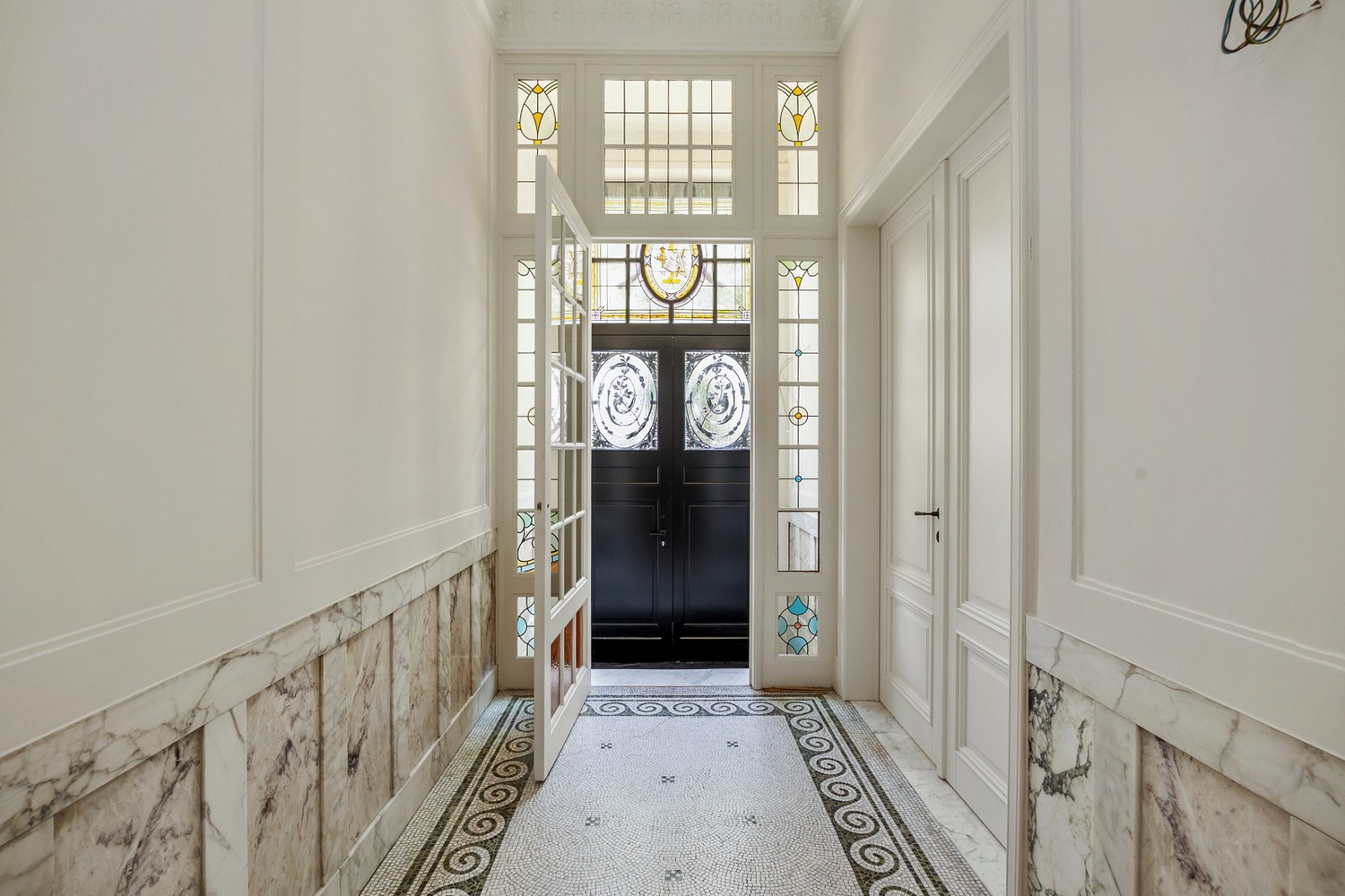 Prestigieuze en totaalgerenoveerde herenwoning (EPC B!) in eclectische stijl met zalige stadstuin op toplocatie aan de Jan Van Rijswijcklaan - foto 4