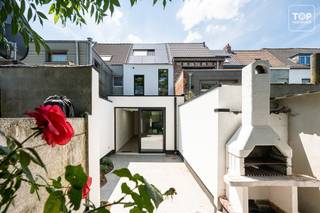 Deze smaakvol gerenoveerde woning is volledig instapklaar. Via de inkomhal, die tevens dienstdoet als praktische wasruimte en vestiaire, voorzien van stijlvolle maatwerkkasten, in deze ruimte is ook een apart toilet. De lichtrijke leefruimte vormt samen met de moderne, volledig uitgeruste keuken een aangename open woonomgeving. Dankzij de directe verbinding met het terras en de verzorgde tuin geniet u hier optimaal.<br /><br />Op de eerste verdieping vindt u een ruime slaapkamer met ingebouwde kasten en een badkamer, uitgerust met een ligbad, inloopdouche, lavabo en toilet. De tweede verdieping biedt plaats aan twee volwaardige slaapkamers, die eveneens beschikken over praktische maatwerkkasten.<br /><br />Ook op vlak van energieprestaties scoort deze woning uitzonderlijk goed. Dankzij de doorgedreven renovatie en de aanwezigheid van zonnepanelen behaalt de woning een uitstekende EPC-score van A+ (-4 kWh/m² per jaar). <br /><br />Gezien de nabijheid van de E17 en een spoorweg is deze woning niet geschikt voor mensen die gevoelig zijn aan geluid. <br /><br />Woning vrij bij akte. <br /><br />Contacteer Top Vastgoed voor een bezoek op 0475 700 700.