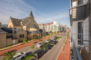 <p>Res. Fairway.<br />Dit lichtrijke appartement geniet van een uitstekende ligging en een aangenaam open zicht op de Heilig Hartkerk. Dankzij de gunstige oriëntatie profiteert de woning de hele dag van een mooie natuurlijke lichtinval.<br />De leefruimte biedt plaats aan een gezellige zithoek en eethoek en sluit aan op het zonnige terras met vrij uitzicht. De volledig uitgeruste open keuken vormt een mooi geheel met de leefruimte.<br />Verder beschikt het appartement over twee volwaardige slaapkamers, waarvan de master bedroom aan de rustige achterzijde gelegen is en toegang biedt tot een balkon. Een afzonderlijke douchekamer, gastentoilet, praktische vestiaire, ruime privatieve kelder en vernieuwde gasinstallatie vervolledigen het geheel.<br />Een verzorgde en instapklare woning met veel licht, ruimte en comfort, ideaal gelegen voor wie aangenaam en centraal wil wonen.<br />Ref. A715</p>