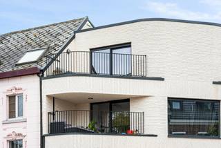 Dit recent BEN-appartement is gelegen op de derde verdieping van de kleinschalig Residentie Riddéric in centrum Sint-Truiden. <br />Op de benedenverdieping bevindt zich de inkom met gemeenschappelijke fietsenstalling en gemeenschappelijke berging, trappenhal en lift.<br /><br />De lift komt rechtstreeks uit in de privatieve inkomhal van het penthouse. De open leefruimte biedt direct toegang tot het ruime terras via schuifdeuren met aansluitend de open keuken en een aparte berging/technische ruimte. Via de nachthal met gastentoilet bereik je de ruime slaapkamer met ensuite badkamer.<br /><br />Het appartement is voorzien van vloerverwarming en een hoogrendementsketel op aardgas.<br /><br />In de nabije straten is voldoende parkeergelegenheid en zowel een bewonerskaart als een bezoekerskaart kunnen aangevraagd worden. Het appartement is gelegen op wandelafstand van het bruisende centrum van Sint-Truiden en het stadpark, in de nabijheid van openbaar vervoer en winkels en met een vlotte verbinding naar de invalswegen.<br /><br />Buitengewone kenmerken:<br />- Ideale locatie <br />- Penthouse<br />- Terras<br />- EPC A<br />- Mooi verzorgd en tijdloos gebouw