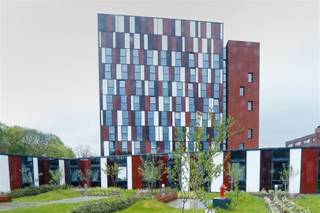 <p><span>Instapklare studentenkamers in Residentie Waterview: uw zorgeloze investering!</span></p><p><span> </span></p><p><span>Gelegen aan het bruisende Engels Plein en de hippe Vaartkom vindt u deze studentenkamer in de moderne Residentie Waterview (bouwjaar 2015). Dit is dé ideale kans voor de investeerder die op zoek is naar een zorgeloze verhuur.</span></p><p><span> </span></p><p><span>Wat maakt deze studentenkamers uniek?</span></p><p><span>· Locatie: perfect gelegen vlakbij het station, het Sluispark en de Vaartkom, met alle voorzieningen binnen handbereik. </span></p><p><span>· Eigen comfort: met een oppervlakte van 17m²  biedt de kamer voldoende ruimte om te studeren en te wonen. Ze beschikt tevens over een privé badkamer met douche, wastafel en toilet.</span></p><p><span>· Volledig ontzorgd beheer: u geniet van een volledig zorgeloze investering dankzij de samenwerkingsovereenkomst met de KU Leuven. Zij neemt de volledige verhuur voor haar rekening en zorgt zelfs voor het meubilair (bed, kledingkast, boekenkast, bureau en stoel).</span></p><p><span>· Uitgebreide faciliteiten: Residentie Waterview biedt tal van gemeenschappelijke voorzieningen, waaronder een wasplaats, een ruime fietsenstalling, een gemeenschappelijke keuken op elke verdieping en zelfs een gemeenschappelijke daktuin.</span></p><p><span> </span></p><p><span>Deze kamer bevindt zich op de bovenste verdieping van het gebouw. Er is een lift aanwezig om deze verdieping te bereiken! </span></p><p><span> </span></p><p><span>Mis deze uitgelezen kans niet om te investeren in duurzaam studentenvastgoed op een toplocatie in Leuven! Contacteer ons via 0479/01.01.01 voor meer info en/of een bezoek.</span></p>