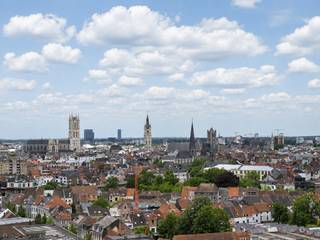 <strong>Penthouse met twee volwaardige slaapkamers en een uitzonderlijk terras met panoramisch zicht over Gent en zijn torens.</strong><br /><br />Dit penthouse van ca. 147 m² bevindt zich op de 15de en 16de verdieping van een recente residentie (BJ 2021). Het indrukwekkende terras van ongeveer 40 m² vormt een echte blikvanger en biedt een prachtig uitzicht over de stad.<br /><br /><u>Indeling:</u><br />Op de duplexverdieping (16de verdieping) bevindt zich de open leefkeuken met eetplaats. De keuken is volledig uitgerust met kwalitatieve huishoudtoestellen. Dankzij de grote raampartijen geniet deze ruimte van veel natuurlijk licht en is er directe toegang tot het ruime, zonnige terras met een prachtig uitzicht over de skyline van Gent. Op deze verdieping is er ook een eerste praktische berging.<br /><br />Een verdieping lager bevindt zich de lichtrijke en ruime leefruimte. Aansluitend zijn er twee volwaardige slaapkamers met elk hun eigen sanitaire voorzieningen. Eén daarvan is een badkamer, voorzien van dubbele wastafel en bad, en de andere een douchekamer. Op de hal is er een apart toilet en een tweede praktische berging. <br /><br />Dankzij de overvloedige lichtinval en de vloerverwarming op het stadsnet geniet u hier van optimaal wooncomfort. Bovendien beschikt het penthouse over private zonnepanelen.<br /><br /><strong>Extra troef: deze aankoop valt onder het stelsel van de registratierechten!</strong><br />In de residentie bestaat bovendien de mogelijkheid om een privatieve kelderberging en een ondergrondse autostaanplaats aan te kopen. Deze aankopen zijn wel onderworpen aan het btw-stelsel. <br /><br />De residentie maakt deel uit van de herontwikkeling van de Oude Dokken aan het Stapelplein, een bruisende stadswijk met wandelpromenades, parken, gezellige horecazaken en een eigentijdse stedelijke uitstraling.<br /><br /><strong>Kortom, een instapklaar penthouse met een indrukwekkend terras en een ongeëvenaard uitzicht over de Gentse skyline.</strong>