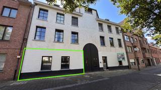 <p>Ruim en comfortabel gelijkvloers nieuwbouwappartement met hoge plafonds, 2 slaapkamers en een zuidgerichte tuin van ca. 102 m² met terras. Dankzij de grote raampartijen geniet u van veel natuurlijke lichtinval en een aangenaam ruimtelijk gevoel.</p><p>Via de inkomhal bereikt u de 2 slaapkamers aan de straatzijde, ideaal als slaap-, werk- of logeerruimte. Verder zijn er een gastentoilet, badkamer met dubbele lavabo en douche en een ruime berging met aansluitingen voor wasmachine en droogkast, extra opbergruimte en de binnenunit van de lucht-waterwarmtepomp. De inkomhal beschikt over een parlofoon.</p><p>Achteraan bevindt zich de ruime leefruimte met open keuken. Via de grote schuifraam met driedubbele beglazing is er een directe verbinding met het terras en de zuidgerichte tuin.</p><p>Het appartement is voorzien van vloerverwarming, aluminium ramen, driedubbele beglazing aan de achterzijde, een lucht-waterwarmtepomp en ventilatiesysteem D. Het E-peil is A+. Er is tevens een gemeenschappelijke fietsenberging.</p><p>Ideale ligging nabij het centrum van Turnhout, winkels, horeca en voorzieningen. Parking Le Bon bevindt zich aan de overkant van de straat en biedt de mogelijkheid om een parkeerabonnement te nemen.</p><p>2% registratierecht mogelijk indien u voldoet aan de voorwaarden voor de enige eigen woning.</p><p>Kelderberging van 9,5 m2 optioneel aan te kopen voor € 9.000.</p>
