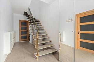 <p><strong>Ben je op zoek naar een ruime gezinswoning met 3 slaapkamers, garage en grote tuin in Aalst? Gevonden!</strong><br />Op slechts enkele minuten van het bruisende centrum van Aalst en met de oprit van de E40 op een boogscheut woon je hier rustig én toch bijzonder centraal. De woning beschikt bovendien over een gunstig EPC-label B dankzij onder meer dakisolatie, hoogrendementsglas, nieuwe buitendeuren en recente condensatieketels. De ruime oprit, inpandige garage en grote tuin maken het geheel extra aantrekkelijk voor gezinnen die op zoek zijn naar ruimte en comfort.</p>
<p>Op het gelijkvloers kom je binnen via de ruime inkomhal, waarna je de lichtrijke woonkamer van ruim 30 m² bereikt. Aansluitend bevindt zich de bijzonder ruime keuken van maar liefst 24 m², met toegang tot de tuin. Verder vind je hier een badkamer en een kleine veranda, terwijl de garage van ca. 17,5 m² voor extra parkeer- en bergruimte zorgt. Op de eerste verdieping bevinden zich twee ruime slaapkamers van ca. 15 en 14 m², een derde kamer die ideaal is als dressing, kinder-, bureau- of hobbykamer van ruim 6 m². De grote tuin vormt tot slot de ideale plek voor kinderen, huisdieren of gezellige momenten met familie en vrienden.<br />Zie jij jezelf hier al wonen? Contacteer ons dan snel voor meer informatie of een bezoek ter plaatse!</p>