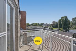 In het centrum van Eernegem bevindt zich dit lichtrijk tweeslaapkamerappartement. Dankzij de centrale ligging zijn winkels, openbaar vervoer en andere voorzieningen op wandelafstand.<br />Bij het betreden van het appartement komt u binnen via de inkomhal, die toegang biedt tot de ruime living met grote raampartijen. Aansluitend bevindt zich de open keuken, praktisch ingericht en voorzien van een handige berging.<br />Het appartement beschikt over twee slaapkamers, waarvan één uitgerust is met ingemaakte kasten. Daarnaast is er een rustig terras waar u in alle privacy kunt ontspannen. Verder zijn ook een badkamer en een apart toilet aanwezig.<br />Extra troeven zijn de centrale verwarming op gas, hoogremendementsbeglazing met PVC schrijnwerk en de gunstige EPC-score van 159 kWh/m² jaar.<br />Dit appartement is ideaal voor wie op zoek is naar een comfortabele woonst met twee slaapkamers op een centrale locatie in Eernegem.