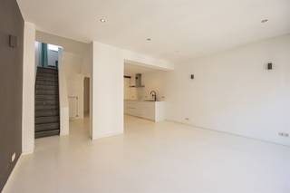 <p><span>Zoek je een kwalitatief gerenoveerd appartement met lage algemene kosten waar je zo in kan? Dan zit je hier met deze duplex goed. Denk: mooie gietvloer, twee badkamers, veel bergruimte, twee slaapkamers en een XL terras midden in de stad.</span></p><p><span> </span></p><p><span>Je komt het appartement op de tweede verdieping binnen in de centrale hal, waar de mooie gietvloer meteen opvalt. Rechts bevindt zich de open keuken die naadloos overgaat in de gezellige en lichtrijke leefruimte. Links leidt de nachthal naar de ruime slaapkamer, een praktische berging, Kleine badkamer en een apart gastentoilet.</span></p><p><span> </span></p><p><span>Ruime woonkamer met open keuken</span></p><p><span>Meteen rechts bij het binnenkomen bevindt zich de stijlvolle open keuken in L-vorm. Deze is volledig uitgerust en beschikt over alle hedendaagse comfort, waaronder een combi-oven, een volwaardige koelkast, een diepvriezer met drie vriesvakken, een vaatwasser, een inductiekookplaat, een dampkap en een dubbele spoelbak. Aansluitend bevindt zich de lichtrijke leefruimte, waar de kamerbrede en hoge raampartijen zorgen voor een aangename lichtinval gedurende de hele dag. De keuken en woonkamer vloeien naadloos in elkaar over dankzij de stijlvolle gietvloer.</span></p><p><span> </span></p><p><span>Tweede badkamer met slaapkamer</span></p><p><span>Links bij het binnenkomen bevindt zich een praktische technische berging met aansluitingen voor een wasmachine en droogkast, evenals de verwarmingsketel. Zo blijven alle technische installaties netjes uit het zicht en blijft de rest van het appartement mooi strak.</span></p><p><span>Aansluitend bereikt u de eerste badkamer. Een absolute troef van dit appartement is de aanwezigheid van twee volwaardige badkamers ideaal voor gezinnen of gasten. Naast de badkamer bevindt zich bovendien een apart gastentoilet.</span></p><p><span>Helemaal achteraan vindt u de eerste slaapkamer, afgewerkt met dezelfde hoogwaardige gietvloer die doorheen het volledige appartement werd doorgetrokken. Een bijzonder pluspunt is de aparte dressinghoek.</span></p><p><span> </span></p><p><span>Derde verdieping met XL terras </span></p><p><span>Via de inpandige trap bereikt u de derde verdieping, waar zich twee absolute blikvangers van dit appartement bevinden: het indrukwekkende dakterras en de uitzonderlijk ruime badkamer. De badkamer is afgewerkt in dezelfde stijlvolle materialen als de badkamer op de tweede verdieping en straalt pure luxe uit. Ze beschikt over een ruime inloopdouche, een groot ligbad, een tweede toilet en een handdoekradiator, waardoor deze ruimte perfect is om volledig tot rust te komen.</span></p><p><span>Op deze verdieping bevindt zich eveneens de tweede volwaardige slaapkamer. </span></p><p><span>De absolute eyecatcher is zonder twijfel het riante dakterras. Afgewerkt met een stijlvolle bankirai vloer vormt dit een unieke buitenruimte waar u in alle rust kunt genieten van de zon en een prachtig uitzicht over de stad. Een zeldzame troef die dit appartement naar een hoger niveau tilt.</span></p><p><span> </span></p><p><span>Levendige buurt met alles binnen handbereik</span></p><p><span>Gelegen in een bruisende wijk in Antwerpen Noord, zit je hier op wandelafstand van het Sint-Jansplein, een hotspot met tal van eetgelegenheden en internationale handelszaken. Ook de Paardenmarkt en het hippe Eilandje liggen vlakbij.</span></p><p><span>Mobiliteit is hier een grote troef: met het Centraal Station en de Rooseveltplaats op korte afstand heb je toegang tot een uitgebreid netwerk van trams en bussen. Ideaal voor zowel klanten als medewerkers.</span></p><p><span> </span></p>