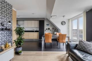 <p>Dit <strong>instapklaar appartement </strong>beschikt over een aangename indeling en hedendaags wooncomfort, en is gelegen op een gunstige locatie te Duffel. Indeling: ruime inkomhal met apart gastentoilet. Van hieruit betreedt u de lichtrijke leefruimte met grote raampartijen die zorgen voor een mooie lichtinval en directe toegang bieden tot het <strong>riante terras</strong>, voorzien van een praktische tuinberging met<strong> infrarood sauna</strong>. Dankzij de <strong>zuidelijke oriëntatie</strong> van het terras is dit een ideale plek om buiten te vertoeven. Aansluitend aan de leefruimte bevindt zich de <strong>volledig uitgeruste keuken</strong>, ingericht met een inductiekookplaat, dampkap, oven, microgolfoven, vaatwasser en dubbele spoelbak. Verder beschikt het appartement over <strong>2 slaapkamers</strong>. De badkamer is uitgerust met een douchecabine met massagefunctie en een lavabomeubel. Tot slot beschikt het pand over een afgesloten garage.<br /><br />Extra:<br />- EPC-klasse <strong>B</strong> (149 kWh/m² jaar), <strong>elektriciteit = conform</strong><br />- Airco + zonnewering aanwezig<br />- Watertoets: P-score A, G-score A. Niet gelegen in mogelijks of overstromingsgevoelig gebied, niet gelegen in afgebakend overstromingsgebied of afgebakende oeverzone, niet gelegen in risicozone overstromingen <br />- Wg, Gvkr, Gmo, verdere stedenbouwkundige informatie in aanvraag. <br /><br />Nabij school, winkels, autosnelweg, openbaar vervoer, etc. Voor meer info ga naar www.coenenvastgoed.be of bel 03/375.82.92</p>