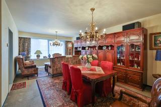 <p><span>Op wandelafstand van het centrum van Edegem vinden we dit te renoveren appartement (85m²) met 2/3 slaapkamers en een praktische kelderberging. Een garagebox achter het gebouw kan bij aangekocht worden aan € 25.000 euro. Het appartementsgebouw, dat dateert van 1977, is gelegen in een rustige woonbuurt, in directe nabijheid van scholen, centrum Edegem, winkels, verbindingswegen en ga zo maar door.</span></p><p><span>Het gebouw zelf wordt goed onderhouden. Er zijn geen aanstaande kosten. Het dak is reeds conform aan de isolatienormen van 2020.</span></p><p><span> </span></p><p><span>Het appartement beschikt deels over dubbele, deels over enkele beglazing met aluminium schrijnwerk. De ramen vooraan werden reeds vernieuwd. De individuele centrale verwarming verloopt op gas (recente brander - Junkers). De elektriciteit voldoet nog niet aan de voorschriften van het AREI en dient dus vernieuwd te worden. Na controle werd het appartement als 'asbestveilig' gecatogeriseerd.</span></p><p><span> </span></p><p><span>Indeling:</span></p><p><span> </span></p><p><span>We betreden het appartement via de ruime inkomhal met gastentoilet en ingebouwde vestiaire. Vooraan in het appartement vinden we de leefruimte op tapijt en een goed onderhouden keuken.</span></p><p><span>De keuken biedt toegang naar het balkon. Enige opfrissing is wel aan de orde.</span></p><p><span> </span></p><p><span>Centraal in het appartement vinden we de badkamer met ligbad en dubbele lavabo, alsook een derde (tussen)kamer die dienst kan doen als berging of als bureau.</span></p><p><span> </span></p><p><span>De slaapkamers  bevinden zich aan de achterzijde van het gebouw. Beide slaapkamers kijken uit op groen.</span></p><p><span> </span></p><p><span>De vaste maandelijkse kosten bedragen circa 100 euro/maand (provisie water, blokpolis, syndicus en onderhoud gemeenschappelijke tuin).</span></p><p><span> </span></p><p><span>Achter het gebouw is er een gemeenschappelijke tuin waar u te midden van het groen tot rust kan komen.</span></p><p><span>Inclusief in de prijs een handige kelderberging.</span></p><p><span> </span></p><p><span>Graag som ik voor u nog even de pluspunten op van dit goed onderhouden appartement:</span></p><p><span> </span></p><ul><li><span>Centrale locatie, op wandelafstand van het centrum van Edegem en in directe nabijheid van openbaar vervoer, winkels, scholen, ...</span></li><li><span>2 volwaardige slaapkamers + 3e tussenkamer (bureau/berging)</span></li><li><span>Ramen vooraan reeds vernieuwd, individuele centrale verwarming op gas (recente brander - Junkers)</span></li><li><span>Gebouw goed onderhouden: geen aanstaande kosten. </span></li><li><span>Mogelijkheid garagebox achter gebouw bij aan te kopen aan € 25.000</span></li><li><span>Praktische kelderberging inclusief</span></li></ul><p><span> </span></p><p><span>EPC: 191 kWh/m² (B-label)</span></p><p><span>P-score A, G-score A</span></p><p><span> </span></p><p><span>Voor een bezoek ter plaatse kan u ons contacteren op het nummer 03 449 42 41 of mail ons via hallo@habicom.be.</span></p><p><span>Wenst u de waarde van uw woning te kennen ? Contacteer vrijblijvend onze habicom expert in uw buurt.</span></p><p><span> </span></p>