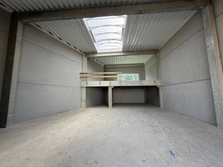 <p>Het nieuwbouw <strong>Bedrijvenpark Overdevaert</strong> in Kampenhout bestaat uit 21 functionele KMO-units, geschikt voor opslag, lichte productie en multifunctioneel gebruik. De site is strategisch gelegen aan het <strong>Brussel-Charleroi kanaal</strong>, met een vlotte aansluiting op de <strong>E19 en E40</strong>.<br /><br />Deze unit beschikt over een opslagruimte van 194m² en mezzanine van 50m².</p>
<p>De units beschikken over een vrije hoogte tot 6 m, een vloerbelasting van 2.500 kg/m² en gelijkvloerse sectionaalpoorten. Krachtstroom (3x400V+N – 40A of 63A) is voorzien. Elke unit omvat twee private parkeerplaatsen; bezoekersparkeren is aanwezig.</p>
<p>Kantoor- of mezzanineruimte is optioneel mogelijk. Oplevering voorzien in <strong>Q3 2026</strong>.</p>
<p>📞 <strong>Contacteer Structura.biz – 02 462 32 00</strong></p>