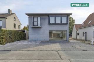 Dit ruime handelshuis te koop is een veelzijdige woning met tal van mogelijkheden, ideaal voor wie ruim en comfortabel wil wonen met extra plaats voor werk of hobby.Op het gelijkvloers bevindt zich een polyvalente ruimte die perfect kan dienen als atelier, praktijk of hobbyruimte.De eerste verdieping vormt het woongedeelte, met een lichtrijke leefruimte die uitgeeft op het terras met open uitzicht. Verder is er een volledig ingerichte keuken, een badkamer met (hoek)ligbad en drie comfortabele slaapkamers.Buiten geniet je van een aangename tuin met vrij uitzicht, en aan de voorzijde zijn er meerdere staanplaatsen en een garage om uw wagen kwijt te kunnen.Oppervlakte: - Handelspand (gelijkvloers): ca. 170 m²- Woning (eerste verdieping): ca. 135 m² - Terras (eerste verdieping): ca. 35 m²Specificaties: - Bouwjaar: 1959- Centrale verwarmingsinstallatie op stookolie (2000l) - Aangesloten op het openbaar waternet; regenwaterput aanwezig- Aangesloten op de riolering; beerput aanwezigDe woning wordt aangeboden via de Power-Sale formule. Tussen 16/03/2026 en 16/04/2026 kan u het handelshuis op afspraak komen bezichtigen.De vermelde prijs is een instelprijs.Deze AI-visualisaties zijn bedoeld als inspiratie. Er werd geen rekening gehouden met technische specificaties, stedenbouwkundige voorschriften of de concrete mogelijkheden tot realisatie.Hebt u interesse in deze woning met handelsruimte te koop in Lochrist? Neem contact op via business.gent@dewaele.com of 09 245 35 35.De eigendom wordt aangeboden via de Power-sale formule. Van 16/03/2026 om 00:00 tot 16/04/2026 om 23:59 kan u de woning op afspraak komen bezichtigen en een bod uitbrengen. De vermelde prijs is een instelprijs. Voor meer info, gelieve contact op te nemen met de dossierverantwoordelijke.