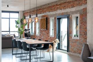 VALIMMAS verhuurt te Merchtem centrum, in de voormalige en iconische "Ginder-Ale"-brouwerij, dit bijzonder stijlvolle duplex-appartement (loft)...