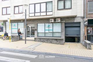 VALIMMAS verkoopt in het centrum van Zellik deze welgelegen autostandplaats in de ondergrondse garage. 