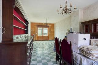<p><strong>Vous recherchez une maison que vous pourrez rénover entièrement selon vos goûts ?</strong> Cette charmante maison familiale, située <strong>Kreupelstraat 10 à Dilbeek</strong>, est exactement ce qu'il vous faut. Grâce à sa situation privilégiée dans un quartier résidentiel calme, tout en étant à proximité immédiate de Bruxelles, cette propriété constitue une opportunité idéale pour les familles, les investisseurs ou les amateurs de rénovation à la recherche d'un bien offrant un énorme potentiel.<span></span></p>
<p>La maison bénéficie d'un emplacement recherché où tranquillité et accessibilité se conjuguent parfaitement. Les écoles, les commerces, les transports en commun ainsi que toutes les commodités du quotidien se trouvent à proximité immédiate. De plus, les accès rapides au Ring de Bruxelles et aux principaux axes routiers permettent de rejoindre facilement Bruxelles ainsi que les communes environnantes.</p>
<p>En entrant dans la maison, vous découvrez un hall d'entrée desservant les différentes pièces de vie. Le rez-de-chaussée comprend un agréable séjour, une cuisine, un garage ainsi qu'un vaste atelier. Ces espaces supplémentaires offrent de nombreuses possibilités d'aménagement et peuvent être transformés, selon vos besoins, en espace de loisirs, bureau pour profession libérale, atelier ou encore espace de rangement supplémentaire.</p>
<p>Le premier étage se compose de deux chambres à coucher de belles dimensions ainsi que d'une salle de bains.</p>
<p>L'un des principaux atouts de cette propriété est son deuxième étage, où se trouve un grenier aménageable d'environ <strong>25 m²</strong>. Cet espace offre la possibilité de créer une troisième chambre, une suite parentale, un bureau ou encore une pièce polyvalente, apportant ainsi une réelle plus-value tant en termes de confort que de valeur.</p>
<p>Bien que la maison nécessite une rénovation, c'est précisément ce qui fait tout son intérêt. Vous aurez l'opportunité de transformer cette habitation en une maison familiale contemporaine, parfaitement adaptée à vos envies et à votre style de vie. Grâce à sa structure saine, sa disposition fonctionnelle et ses nombreuses possibilités d'aménagement, cette propriété présente un potentiel de rénovation exceptionnel.</p>
<p>En résumé, une opportunité rare pour les amateurs de projets immobiliers souhaitant acquérir une maison pleine de caractère, offrant de belles possibilités d'extension et bénéficiant d'un emplacement de choix à Dilbeek, à seulement quelques minutes de Bruxelles.</p>
<p>👉 <strong>Intéressé(e) ?</strong><br />Contactez <strong>Nils De Block</strong> à l'adresse <strong>nils.deblock@weinvest.be</strong> ou au <strong>0497 248 251</strong> pour obtenir davantage d'informations ou organiser une visite.</p>
<p><strong>Renseignements urbanistiques en cours de demande.</strong></p>