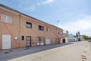 <h2><span>Charmante maison pour jeunes couples dans le centre d'Audenarde</span></h2><p><span>Vous recherchez un logement prêt à emménager dans un emplacement de choix ? Alors cette maison chaleureuse située au cœur d’Audenarde mérite sans aucun doute une visite. Grâce à son </span><span>label EPC B</span><span>, </span><span>aucune rénovation n’</span><span> est </span><span>obligatoire</span><span>, et le fait que la maison soit </span><span>exempte d’amiante</span><span> représente </span><span> un souci en moins pour le nouveau propriétaire.</span></p><p><span>Le hall d'entrée, doté de toilettes pour invités, donne accès au salon spacieux et lumineux, équipé d'une cuisine ouverte entièrement aménagée. La véranda attenante constitue un agréable espace de vie supplémentaire et offre une belle transition vers l'extérieur.</span></p><p><span>L’ancien garage a été aménagé de manière pratique en bureau ou local technique et dispose en outre d’un débarras supplémentaire et de placards intégrés, ce qui est idéal pour ceux qui ont besoin d’espace de rangement supplémentaire ou d’un espace de travail à domicile.</span></p><p><span>Au premier étage se trouvent trois chambres à part entière, une buanderie séparée et une salle de bains soignée avec des toilettes supplémentaires.</span></p><p><span>À l’extérieur, vous profiterez d’une cour urbaine agréable et ensoleillée où vous pourrez vous détendre en toute tranquillité ou prendre un repas convivial.</span></p><p><span>Sa situation centrale, à quelques pas des commerces, des écoles, des restaurants et des transports en commun, rend ce logement particulièrement attrayant pour les jeunes couples, les jeunes familles ou les investisseurs à la recherche d’un logement sans souci et économe en énergie dans le centre animé d’Audenarde.</span></p><p><span>Atouts :</span></p><ul><li><span>Logement prêt à emménager</span></li><li><span>Label EPC B, aucune obligation de rénovation</span></li><li><span>Sans amiante</span></li><li><span>3 chambres à part entière</span></li><li><span>Bureau/local technique avec débarras supplémentaire</span></li><li><span>Cour intérieure ensoleillée</span></li><li><span>Panneaux solaires</span></li><li><span>Stores pare-soleil aux fenêtres</span></li></ul><p><span> </span></p><p><span> </span></p><p><span>Prenez rendez-vous via jurgen@immodhondt.be</span></p>
