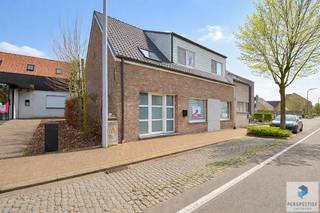 SINT-JORIS - RICHTPRIJS - hedendaags ingerichte en goed onderhouden halfopen bebouwing met 3 slaapkamers, tuin en uitweg achteraan met bijgebouw/garage.<br />Deze ruime gezinswoning is goed gelegen in het dorpscentrum van Sint-Joris.<br />Alle winkels en openbaar vervoer in dichte nabijheid. INDELING: Grote inkom, toilet, grote wasplaats, lichtrijke ruime woonkamer met zit-en eetplaats en directe doorgang naar de keuken. De ingerichte keuken beschikt over een eetplaats met zicht op de tuin.<br />Op de eerste verdieping is er een nachthal, 3 grote slaapkamers, badkamer met toilet, ligbad, douche en wastafel. (mogelijk tot inrichten 4de sllaapkamer)<br />BUITEN: Breed terras met tuin. Achteraan de tuin is er een uitweg met toegang tot de ruime garage met elektrische sectionale poort. Ideaal voor wie opslagruimte nodig heeft. De uitweg is eveens geschikt voor wie een mobilhome, camionet of meerdere voertuigen wil parkeren.<br />De woning wordt gekenmerkt door veel lichtinval en mooie ruimtes!<br /><br />Informatie:<br />- Grondoppervlakte: 454m²<br />- Ruime woning: 180m² bewoonbare oppervlakte<br />- 26m² zonnepanelen<br />- Warmtepomp lucht/lucht: airco in de woonkamer<br />- CV-ketel op aardgas<br />- Grote garage achteraan <br />- Uitweg met parkeerplaats<br />- mogelijkheid om een mobilhome, camionet of meerdere voertuigen te parkeren.<br /><br />RICHTRIJS - 375.000 EUR - De vermelde prijs is een richtprijs: ieder bod wordt voorgelegd aan de eigenaars, die al dan niet kunnen ingaan op het voorstel.<br /><br />Contacteer PERSPECTIEF VASTGOED – 7 op 7 bereikbaar – voor meer informatie of een bezoek.<br />Bel 050/550.750 of mail naar info@perspectiefvastgoed.be.