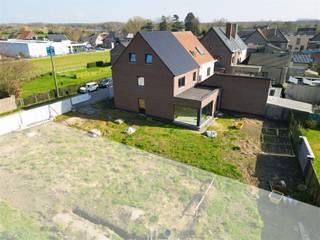 <p>In het landelijke Melsen, een charmante deelgemeente van Merelbeke-Melle, bevindt zich deze ruime nieuwbouwwoning.<br />Omgeven door velden en met een vlotte bereikbaarheid richting Gent en omliggende gemeenten, combineert deze locatie het beste van twee werelden: wonen in alle rust met de nodige voorzieningen op korte afstand.</p><p>De woning wordt momenteel casco aangeboden, wat u de unieke mogelijkheid geeft om de afwerking volledig naar eigen stijl te bepalen.<br />Intussen werd het sanitair en de elektriciteit voorzien, ook het plakwerk werd reeds uitgevoerd.</p><p>Daarnaast komt deze aankoop in aanmerking voor het gunstige btw-tarief van 6%.</p><p>Deze perfecte gezinswoning werd ontworpen met aandacht voor ruimte, lichtinval en functionaliteit.<br />Op het gelijkvloers wordt u verwelkomt via de inkomhal met gastentoilet.<br />Verder biedt deze u ook toegang tot een praktische bureauruimte, ideaal als hobbyruimte, thuiskantoor of extra opbergplaats.<br />Vervolgens komt u terecht in de ruime leefruimte met open keuken.<br />Deze sluit naadloos aan op de wasplaats.</p><p>De eerste verdieping omvat twee ruime slaapkamers, een badkamer en apart toilet.</p><p>Op de tweede verdieping treft u nogmaals twee volwaardige slaapkamers, als ook een technische ruimte.</p><p>Kortom: Een unieke kans voor wie rustig wil wonen, met alle vrijheid om van deze woning écht zijn eigen thuis te maken.</p>