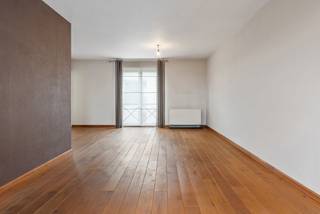 Dit instapklare duplex appartement op de eerste verdieping, met een bew.opp van 106,45m2, is gelegen in het charmante Vlijtingen, een rustige deelgemeente van Riemst. Het maakt deel uit van de kleinschalige residentie "Molenhof", die rustig is gelegen terwijl alle dagelijkse voorzieningen zoals een supermarkt, apotheek, bakker en basisschool op wandelafstand bereikbaar zijn. Bovendien bevinden omliggende steden Bilzen en Tongeren zich op slechts 10 min rijden, alsook het bruisende Maastricht op 15 min. Dankzij het kleinschalige karakter van de residentie geniet u hier van een aangename, huiselijke sfeer waar comfort en nabijheid hand in hand gaan. <br /><br />De indeling is als volgt: <br /><br /><strong>1E VERDIEP: </strong><br />-Inkomhal. <br />-Keuken uitgerust met volgende inbouwapparatuur: koelkast, combi-oven, ker.kookplaat en afzuigkap. <br />-Lichtrijke leefruimte van maar liefst 34,61m2 met directe toegang tot het ruime terras (20,60m2), waar u kunt genieten van prachtig uitzicht op de landelijke omgeving. <br />-Berging/wasplaats (3,14m2).<br /><br /><strong>2E VERDIEP: </strong><br />-Nachthal. <br />-2 slaapkamers van respectievelijk (14,41m2 - 14,01m2). <br />-Badkamer uitgerust met douche, wastafel met lavabo, wandmeubel en toilet.<br /><br /><strong>TROEF: <br /></strong>-Aan de achterzijde van de residentie beschik je over een inpandige garage (19,53m2) met extra opslagmogelijkheden + autostandplaats. <br /><br /><br /><span>Contacteer ons gerust voor extra info of een bezoek ter plaatse.</span>