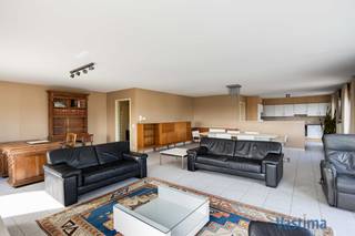 Ben je op zoek naar een uitzonderlijk ruim appartement waar comfort, energiezuinigheid en een centrale ligging hand in hand gaan? Dan is dit prachtige appartement in Haaltert zeker een bezoek waard.<br /><br />EPC label B – Geen renovatieplicht / Bouwjaar 2005 / Lift / CV Aardgas / HR Dubbel glas – Alu / Garage inbegrepen in prijs!<br /><br />Met een bewoonbare oppervlakte van ongeveer 166 m² geniet je hier van alle ruimte die je nodig hebt. De royale leefruimte van 62 m² baadt in het licht en biedt tal van mogelijkheden om gezellig te wonen en gasten te ontvangen. De keuken sluit perfect aan op de leefruimte en vormt samen het kloppend hart van het appartement. De praktische berging is aansluitend gelegen.<br /><br />Verder beschikt het appartement over drie volwaardige slaapkamers, een verzorgde badkamer, een apart toilet en voldoende bergruimte, waardoor het perfect geschikt is voor gezinnen, thuiswerkers of wie gewoon graag ruim woont.<br /><br />Ook praktisch scoort deze eigendom bijzonder goed. De garage is inbegrepen in de vraagprijs, zodat je steeds comfortabel kan parkeren en extra bergruimte ter beschikking hebt.<br /><br />Dankzij het gunstige EPC-label B geniet je bovendien van een energiezuinige woning met lagere energiekosten en een aangenaam wooncomfort.<br /><br />De centrale ligging is een absolute meerwaarde. Winkels, horeca, scholen en openbaar vervoer bevinden zich op wandelafstand, terwijl je ook een vlotte verbinding hebt naar de belangrijkste invalswegen.<br /><br />Kortom, een verrassend ruim en instapklaar appartement op een toplocatie in Haaltert, waar ruimte, comfort en bereikbaarheid perfect samenkomen.<br /><br />Interesse? Contacteer Vastima vandaag nog en plan jouw bezoek.