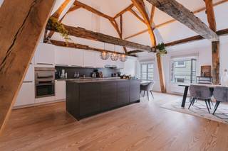 Voor verdere info of een vrijblijvende waardebepaling van uw eigendom: marco@homixx.be of 016 199 343.<br /><br />Dit prachtige en zeer ruime duplex-appartement is gelegen in het hart van Mechelen, in een rustige en autoluwe straat. Alle nodige voorzieningen bevinden zich op wandelafstand, wat zorgt voor een optimaal wooncomfort.<br /><br />Via de trap betreedt u de ruime inkomhal, die voldoende plaats biedt voor een vestiaire of een praktische bureauhoek. De royale en bijzonder lichtrijke leefruimte met open keuken heeft dankzij de hoge plafonds en karaktervolle houten balken een unieke, authentieke uitstraling.<br /><br />Verder beschikt het duplex-appartement over 2 volwaardige slaapkamers, waarvan één aansluit op een badkamer met ligbad en dubbele lavabo. Boven is er een extra douchekamer met lavabo met daarnaast de tweede slaapkamer. Ontspannen in de zon kan in alle rust op het mooie terras aan de achterzijde van het gebouw.<br /><br />Het appartement is onmiddellijk beschikbaar.<br /><br />Ontdek snel dit pareltje en maak uw afspraak via marco@homixx.be of 016 199 343.