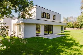 Ligging<br /><br />In een groene en rustige omgeving op de grens van Gent en Zwijnaarde vindt u deze moderne nieuwbouwvilla. Dankzij de nabijheid van diverse invalswegen geniet u van een ideale combinatie van rust, privacy en een vlotte bereikbaarheid.<br /><br />Via een private oprijlaan bereikt u het ruime perceel van maar liefst 1.661 m². De villa werd ontworpen met oog voor detail, comfort en een harmonieuze verbinding met de royale tuin.<br /><br />Indeling<br /><br />De woning omvat een ruime inkomhal met gastentoilet, een lichtrijke leefruimte met zicht op de tuin en een open keuken met aansluitend een praktische wasplaats/berging. Vanuit de leefruimte heeft u toegang tot het zonnige terras en de tuin.<br /><br />Op de eerste verdieping bevinden zich 3 ruime slaapkamers, een nachthal, een luxueuze badkamer met ligbad, inloopdouche en dubbele wastafel, een apart toilet en extra berging.<br /><br />Energiezuinig wonen – E-peil 30<br /><br />De villa is hoogwaardig en energiezuinig afgewerkt met zonnepanelen, vloerverwarming via een lucht-waterwarmtepomp en ventilatiesysteem D. De woning voldoet aan E-peil 30 (BEN-woning).<br /><br />Interesse?<br /><br />Op zoek naar een ruime, energiezuinige nieuwbouwvilla op een toplocatie in Zwijnaarde?<br /><br />Neem contact op met Krista via 0470 70 72 26 voor meer informatie of een bezoek ter plaatse.