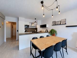 <p>Tel.: 0456 89 12 70 / E-mail: noah.c@weinvest.be<br /><br />We Invest biedt u exclusief dit prachtige appartement van 92 m² aan, gelegen op de 3e verdieping van een gebouw op een ideale locatie aan de Konkelstraat 214 in Sint-Lambrechts-Woluwe.<br /><br />Het appartement bevindt zich in een van de meest gegeerde wijken van Sint-Lambrechts-Woluwe en geniet van een rustige, groene woonomgeving. Winkels, scholen, openbaar vervoer en belangrijke invalswegen bevinden zich in de onmiddellijke nabijheid. Een ideale locatie die wooncomfort en bereikbaarheid perfect combineert.<br /><br />Het appartement beschikt over ruime vertrekken, veel natuurlijk licht en een veiligheidsdeur voor extra gemoedsrust. De indeling omvat een ruime leefruimte met salon, een volledig uitgeruste keuken, twee slaapkamers, twee badkamers en twee balkons waar u heerlijk van de buitenlucht kunt genieten. Daarnaast zijn er tal van opbergmogelijkheden, waaronder een grote ingebouwde kast en een dressing.<br /><br />Het appartement beschikt bovendien over een parkeerplaats, beschikbaar voor € 100 per maand, evenals een privatieve kelder.<br /><br />Extra parkeerplaats : € 100/maand<br /><br />Kosten: € 160/maand (voorschot voor de gemeenschappelijke kosten en koud water)<br /><br />EPC: D<br /><br />Beschikbaar vanaf december. Huurcontract van minimaal 1 jaar.<br /><br />Aarzel niet om een bezoek in te plannen! Ontdek ook onze andere exclusieve panden via www.weinvest.be.</p>