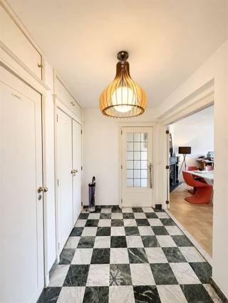 <p><span>GENT - Gustaaf Callierlaan 161 - Ben je op zoek naar een lichtrijk en charmant appartement met garagebox te huur in Gent? Dan is dit pand mogelijk iets voor jou.</span></p><p><span> </span></p><p><span>De belangrijkste troeven op een rij:</span></p><ul><li><span>Lichtrijk en ruim</span></li><li><span>Gelegen aan het Zuidpark</span></li><li><span>Nabij belangrijke in- en uitvalswegen </span></li><li><span>Inclusief garagebox en kelderberging</span></li></ul><p><span> </span></p><p><span>Indeling:</span></p><p><span>Inkomhal met ingebouwde kasten, gastentoilet, badkamer uitgerust met ligbad en lavabomeubel (incl. aansluiting wasmachine), drie slaapkamers, ruime leef- en eetruimte, volledig ingerichte keuken.</span></p><p><span>Ruim balkon aansluitend op de keuken en de slaapkamer.</span></p><p><span> </span></p><p><span>Inclusief garagebox en kelderberging.</span></p><p><span> </span></p><p><span>Belangrijke info:</span></p><p><span>Beschikbaar vanaf: 01/06/2026. Domicilie verplicht.</span></p><p><span>Huurprijs: 1250 EURO/maand + 150 EURO/maand provisie (inclusief algemene kosten, verbruik water en verwarming).</span></p><p><span> </span></p><p><span>Interesse in dit tof appartement? Vraag dan snel jouw bezoek aan via onze website!</span></p><p><span> </span></p>