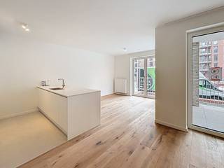 Ontdek dit instapklaar, nieuwbouw gelijkvloers appartement met terras, ideaal gelegen in het hart van de bruisende wijk Tour &amp; Taxis (Parkdreef). Het appartement biedt alle modern comfort en omvat een inkomhal met apart toilet, een praktische berging met wasmachine-aansluiting en een lichtrijke leefruimte. De open keuken is volledig uitgerust met nieuwe toestellen en geeft, net als de leefruimte, uit op het aangename terras. Verder is er één slaapkamer met een eigen, stijlvolle badkamer.De locatie is de grootste troef: u woont op wandel- en fietsafstand van het stadscentrum, station Brussel-Noord en het prachtige park van Tour &amp; Taxis. Met diverse supermarkten en uitstekende verbindingen via het openbaar vervoer heeft u alle voorzieningen binnen handbereik. De levendige sfeer van de site, met zijn park en recreatiemogelijkheden, krijgt u er gratis bij.De huurprijs bedraagt -€ 1.150 per maand, -een maandelijkse provisie van € 120 voor gemeenschappelijke kosten en een -op de verwarming. -Een ondergrondse parkeerplaats kan optioneel bijgehuurd worden.Interesse in deze unieke woonkans? Dien vandaag nog uw bezoekaanvraag in via www.dewaele.com.