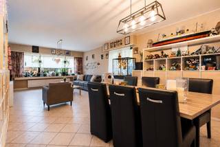 Bent u op zoek naar een appartement met 3 slaapkamers en tuin in Brasschaat? Dan is dit gelijkvloers appartement misschien wel ideaal voor u. Dit appartement is onderdeel van een kleinschalig gebouw met 5 units, gelegen in een rustige woonwijk nabij het centrum van Brasschaat.<br />Indeling: de inkomhal (14m²) met ingemaakte kasten geeft toegang tot het toilet en de badkamer (5m²) met wastafel dubbel in meubel en douche in ligbad. Verder zijn er 3 slaapkamers (16+11,5+11,5m²). De 3de slaapkamer geeft toegang naar de tuin die achter de tuin van de buren ligt. Aan de voorzijde hebben we de lichtrijke woonkamer (37m²) met aansluitend nog de ingerichte keuken (8m²) en de aparte berging. De garagebox aan de zijkant kan mee aangekocht worden voor 25.000 euro. <br />Troeven: <br />- gunstige EPC C (geen renovatieplicht)<br />- elektriciteit conform<br />- asbestveilig <br />- rustige buurt<br />Lijkt dit appartement iets voor u? Neem dan snel contact op met ons kantoor op 03 360 85 30!