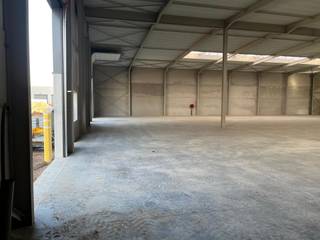 <p>Modern magazijn van 1.400m² met 2 sectionaal poorten.</p>
<span>Kenmerken :<br /></span>- casco oplevering<br />- vrije hoogte 6m<br />- 2 sectionaal poorten 4x4m<br />- water en electriciteit<br />- rookkoepels<br />- lichtstraat<br />- polybetonvloer<br />- parkeerplaatsen op grasdals<br /><br /><span>Te koop beschikbaar</span> :<br /><br />Unit 2 - 300m²<br />Unit 7 - 1.400m²