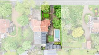 VILLA DE CARACTÈRE DE L'ENTRE-DEUX-GUERRES AVEC CONFORT CONTEMPORAIN AU CŒUR DE GENKSituée sur la très convoitée Onderwijslaan à Genk, cette maison...