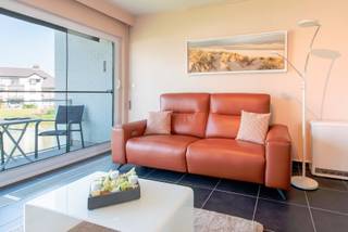 Discover this charming and light-filled apartment of 78 m², ideally located and with a favorable EPC score C. The spacious open living space...