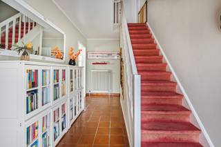 Instapklare villawoning op 2.134 m² – Schalmeidreef 17, Zoersel<br />Deze instapklare villawoning biedt 192 m² comfortabele woonruimte, vier volwaardige slaapkamers, een royale tuin van 2.134 m² en een inpandige garage. Gelegen in een rustige, groene buurt van Zoersel, combineert deze woning ruimte, licht en praktische luxe — ideaal voor gezinnen of wie graag ruim en kwalitatief woont.<br /><br />Indeling<br /><br />Gelijkvloers:<br />• Inkomhal<br />• Gastentoilet<br />• Slaapkamer / bureauruimte (16,5 m²)<br />• Woonkamer<br />• Eetruimte<br />• Keuken met ontbijthoek<br />• Wasruimte<br />• Inpandige garage (37 m²)<br />• Luxe leefveranda<br /><br />1ste verdieping:<br />• Nachthal<br />• Badkamer<br />• Slaapkamer (16 m²)<br />• Slaapkamer (12 m²)<br />• Kantoor / slaapkamer (14 m²)<br />• Zolderruimte<br /><br />Bijzonderheden<br />• 2006: All Seasons veranda<br />• 2020: Nieuwe CV‑ketel<br />• 2020: Zonnepanelen <br />• 2024: Nieuw dak<br />• 2e Inrit langs achteren